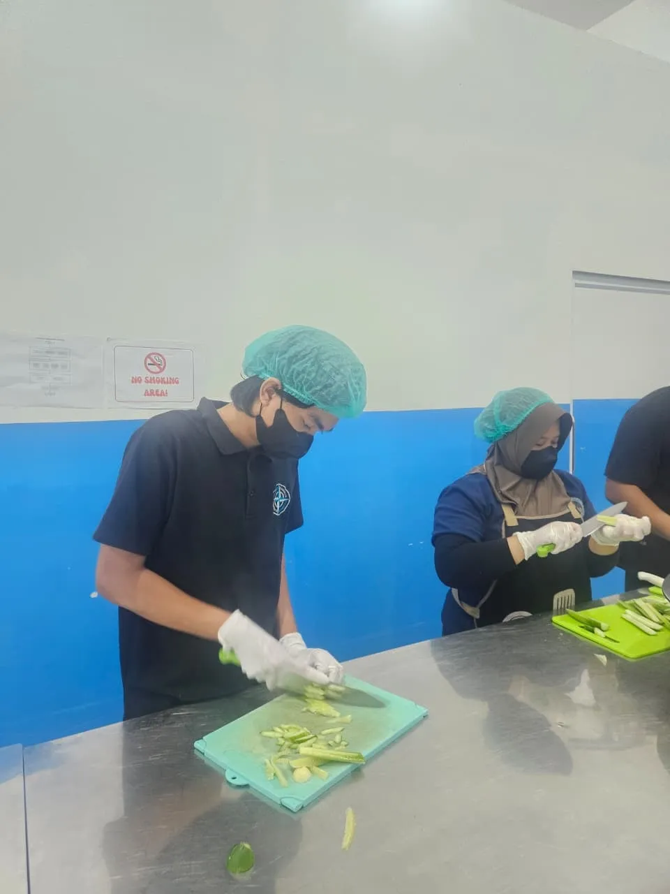 Tim dapur katering menyiapkan bahan pangan